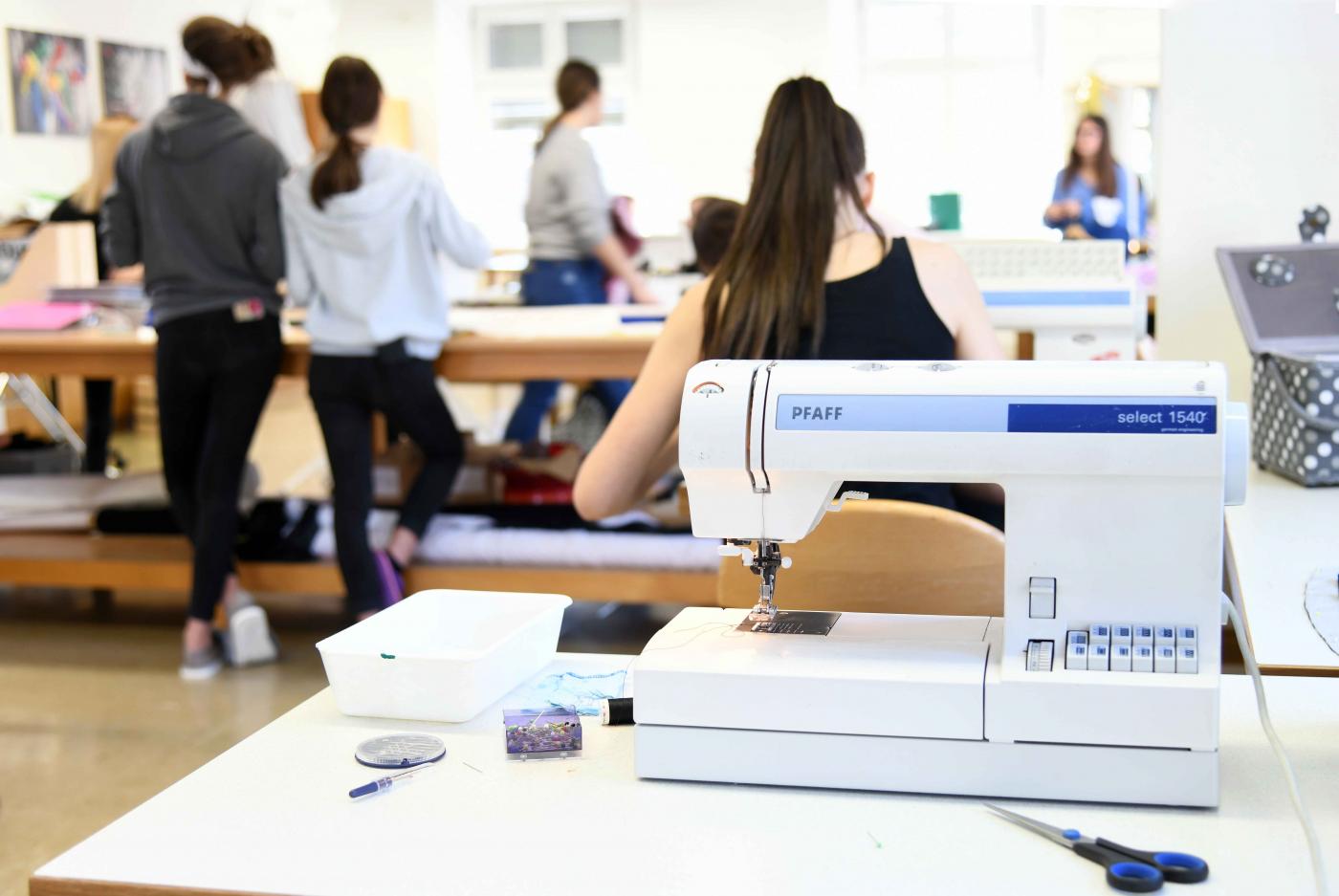 Nähpraxis Schülerinnen Schülerinnen bei der Nähpraxis - im Vordergrund eine Nähmaschine