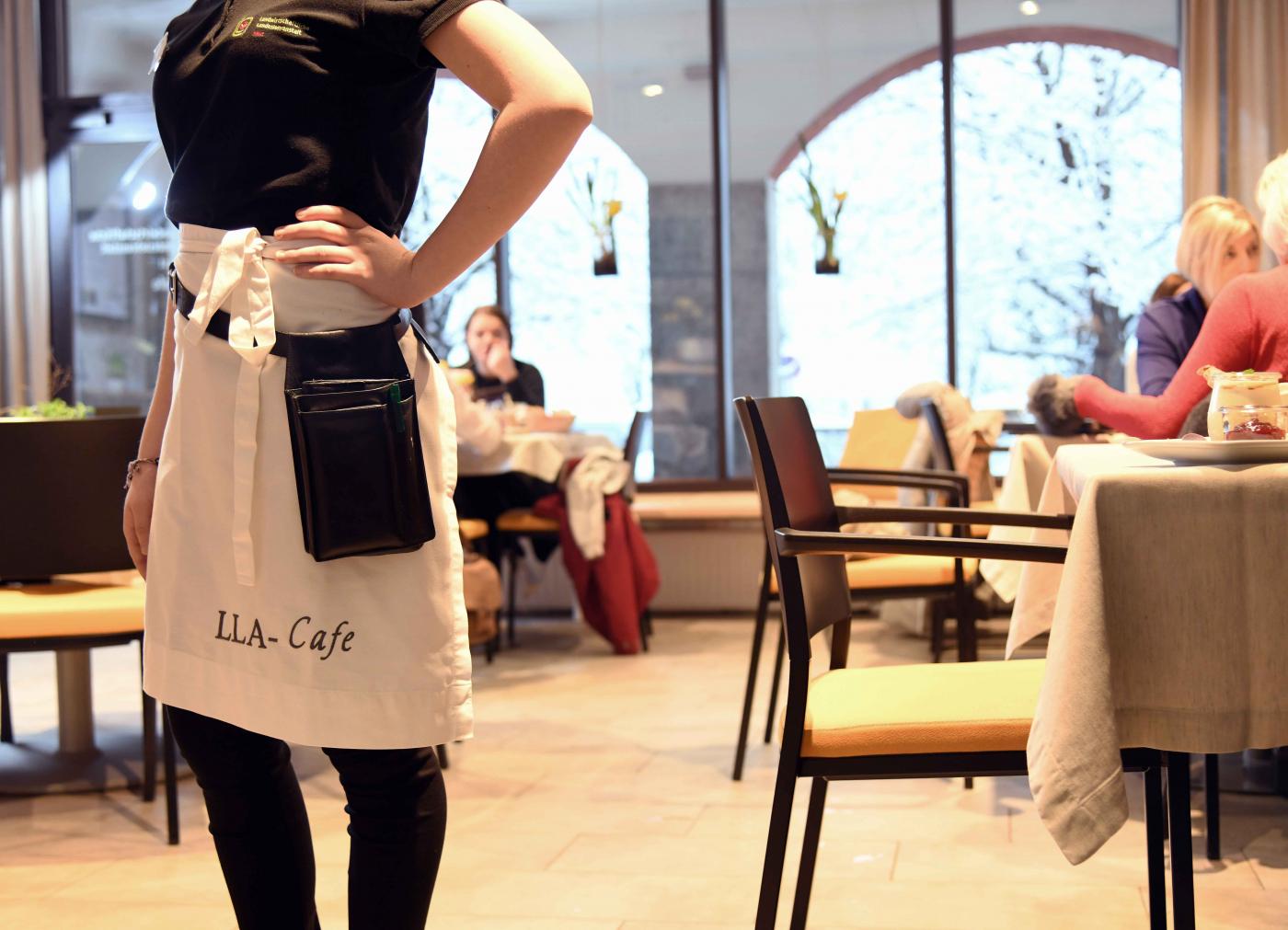 Hofladen-Café Schülerin bei der Praxis im Hofladen-Cafè mit Schürze