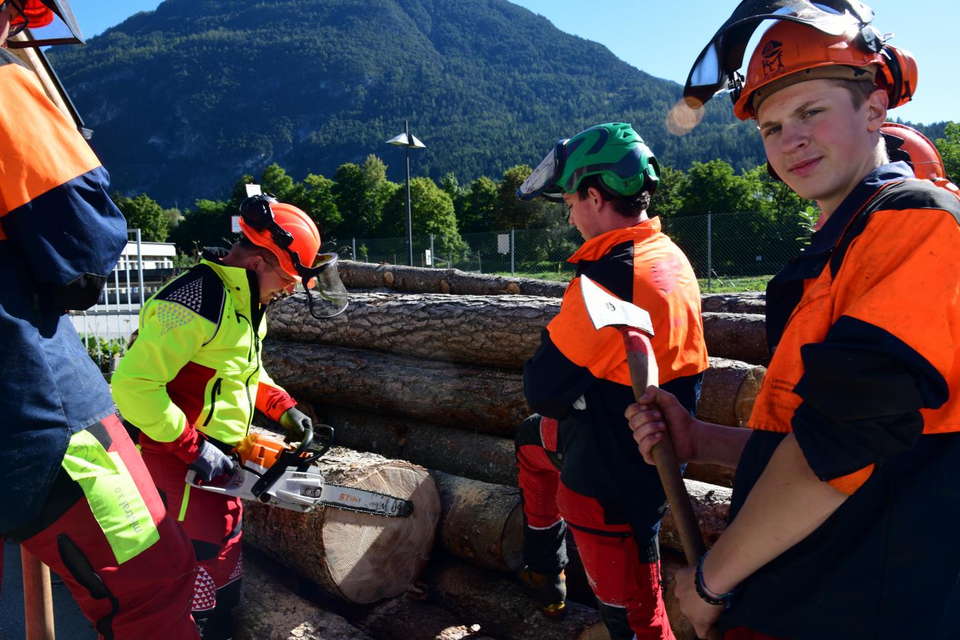 Forstpraxis Schüler Schüler bei der Forstpraxis beim Holzschneiden mit der Motorsäge
