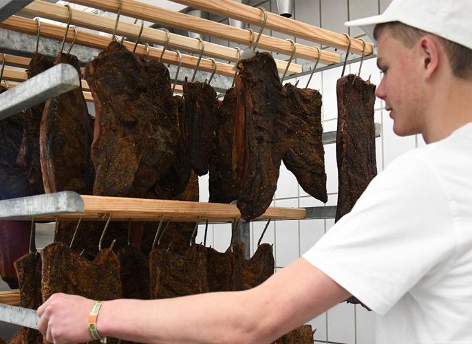 © LLA Imst Schüler beim Selchwagen